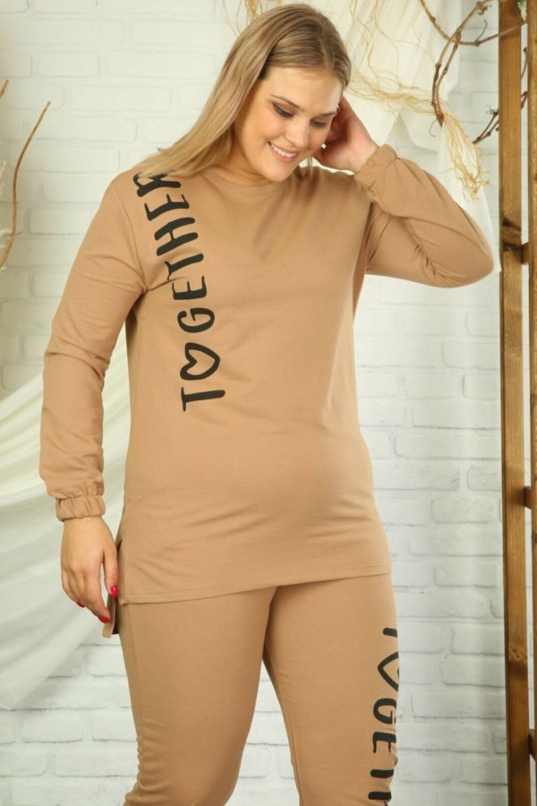 Paprastas laisvalaikio kostiumas su užrašais