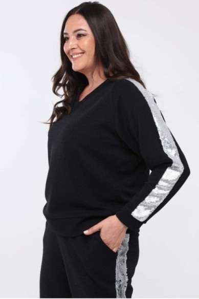 Juodos spalvos kostiumas su žvyneliais