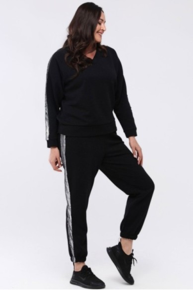 Juodos spalvos kostiumas su žvyneliais