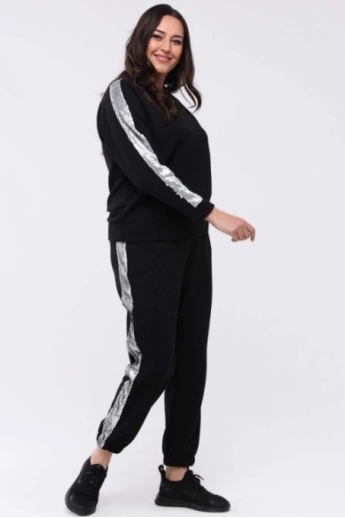 Juodos spalvos kostiumas su žvyneliais