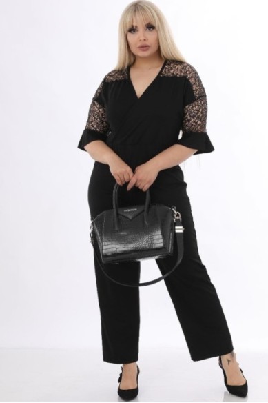 Juodas kombinezonas su nėriniais