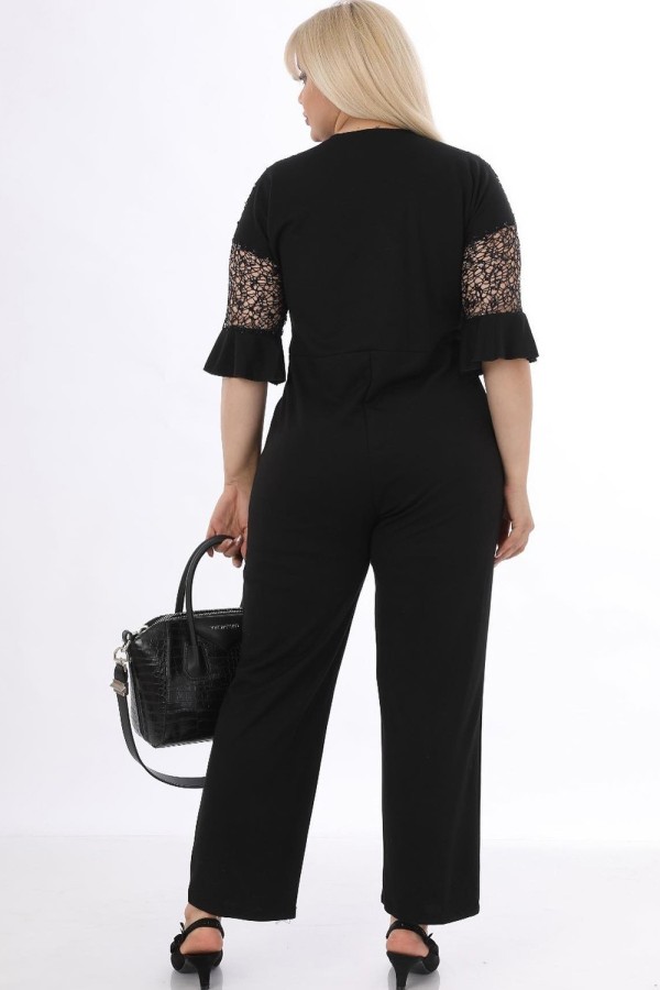 Juodas kombinezonas su nėriniais