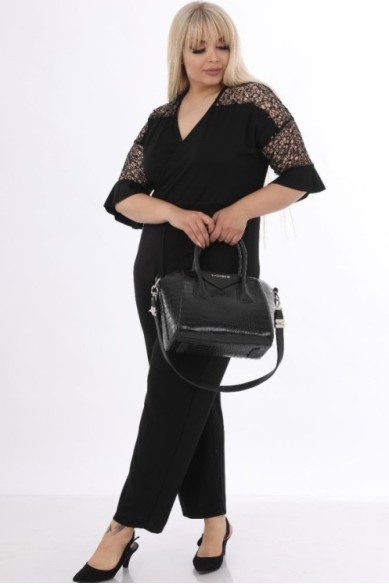 Juodas kombinezonas su nėriniais