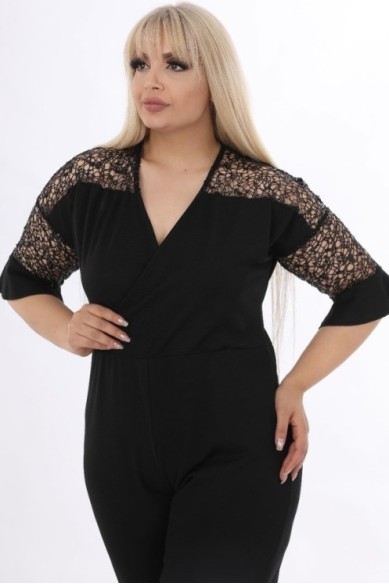 Juodas kombinezonas su nėriniais