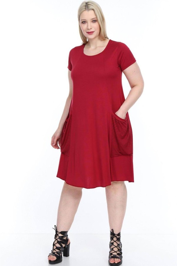 Tamsiai raudona suknelė trumpomis rankovėmis
