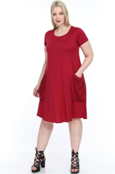 Tamsiai raudona suknelė trumpomis rankovėmis