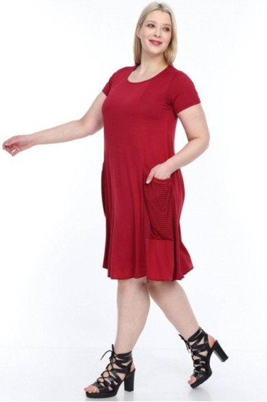 Tamsiai raudona suknelė trumpomis rankovėmis