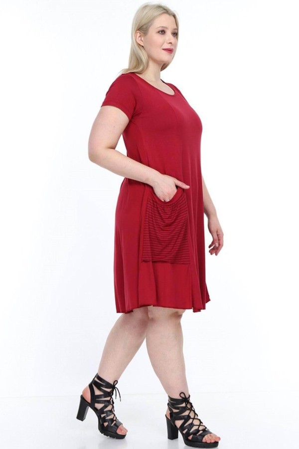 Tamsiai raudona suknelė trumpomis rankovėmis