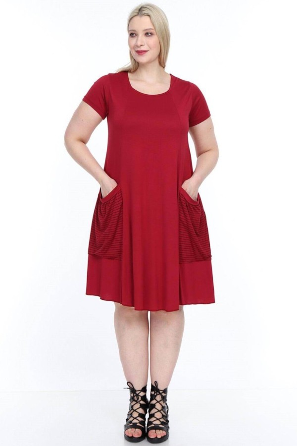 Tamsiai raudona suknelė trumpomis rankovėmis