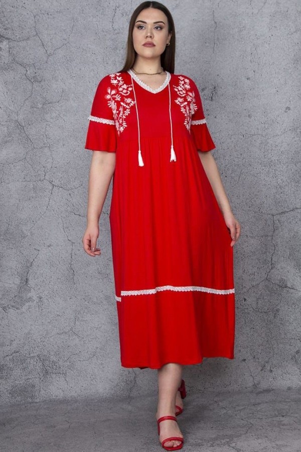 Platėjanti raudona suknelė su ornamentais