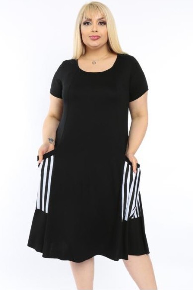 Juoda suknelė su dryžuotomis kišenėmis