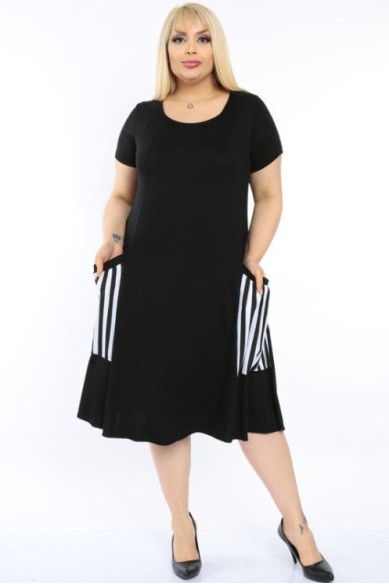 Juoda suknelė su dryžuotomis kišenėmis