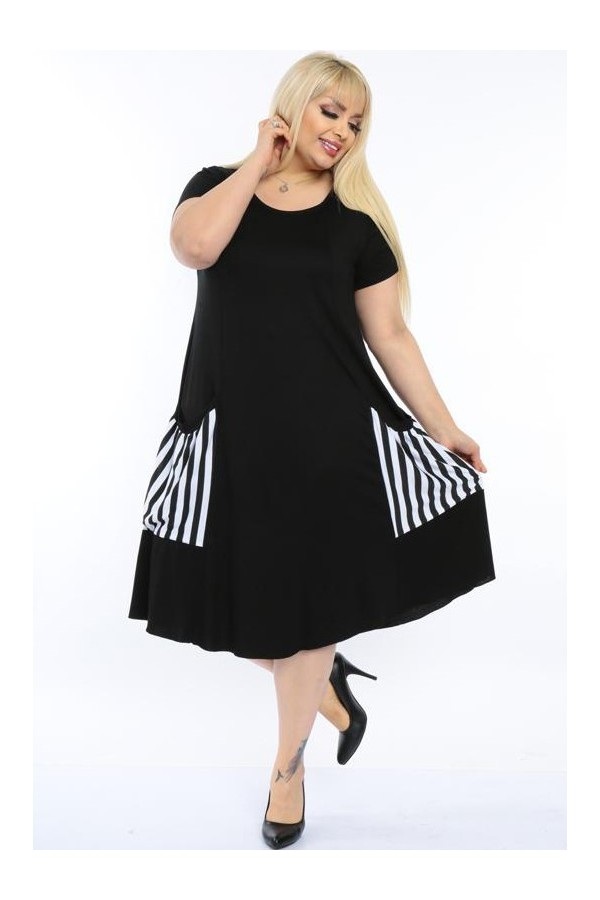 Juoda suknelė su dryžuotomis kišenėmis