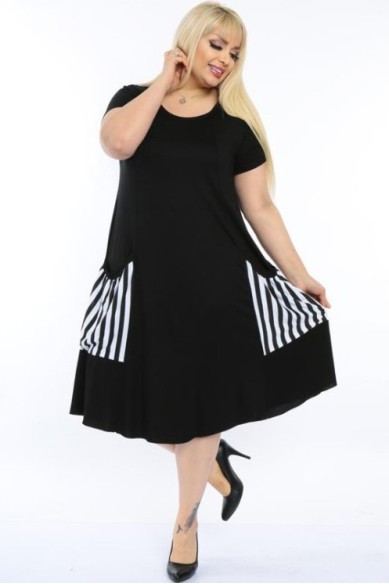 Juoda suknelė su dryžuotomis kišenėmis