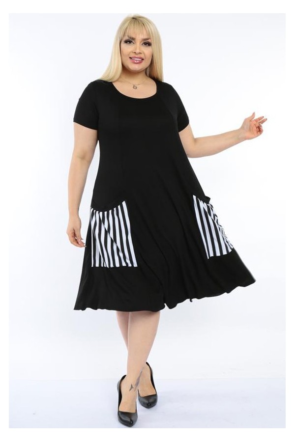 Juoda suknelė su dryžuotomis kišenėmis