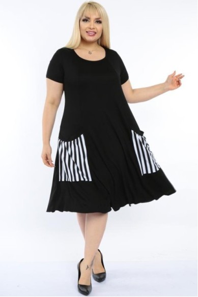 Juoda suknelė su dryžuotomis kišenėmis