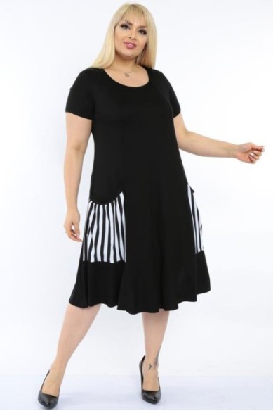 Juoda suknelė su dryžuotomis kišenėmis