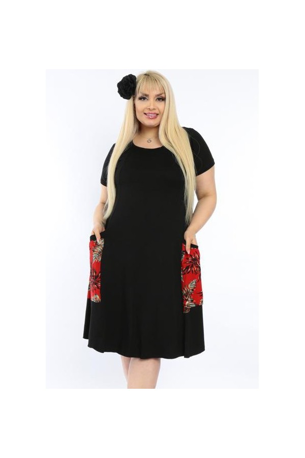 Platėjanti juodos spalvos suknelė