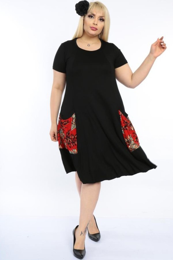 Platėjanti juodos spalvos suknelė