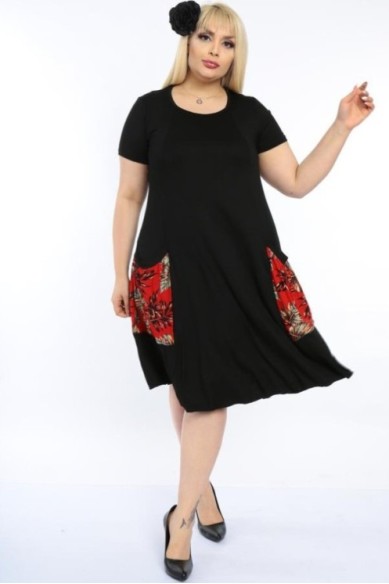 Platėjanti juodos spalvos suknelė