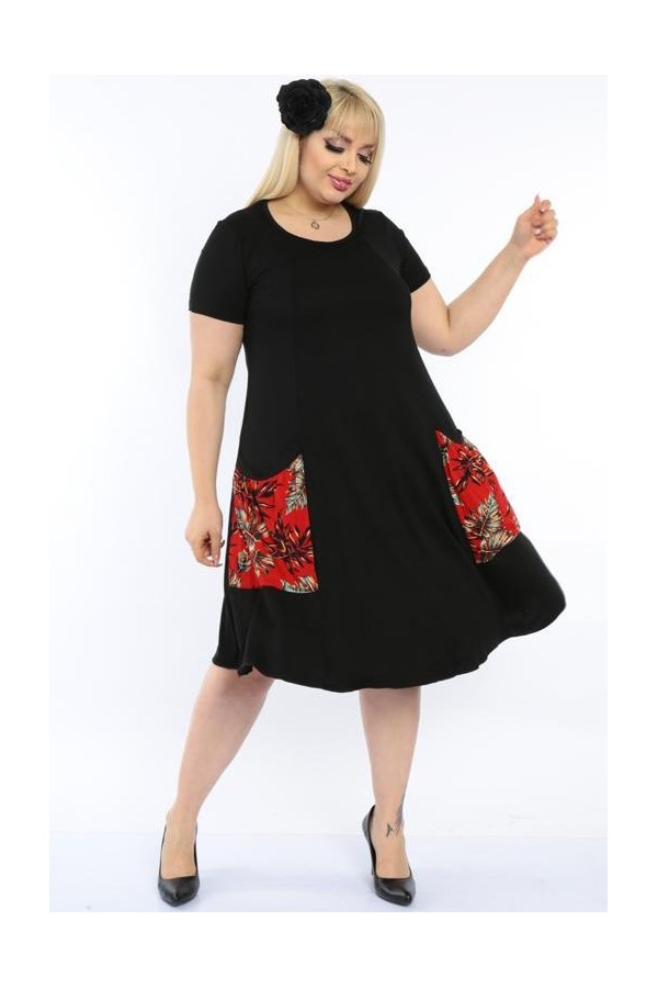 Platėjanti juodos spalvos suknelė