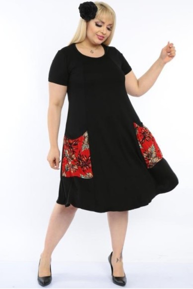 Platėjanti juodos spalvos suknelė