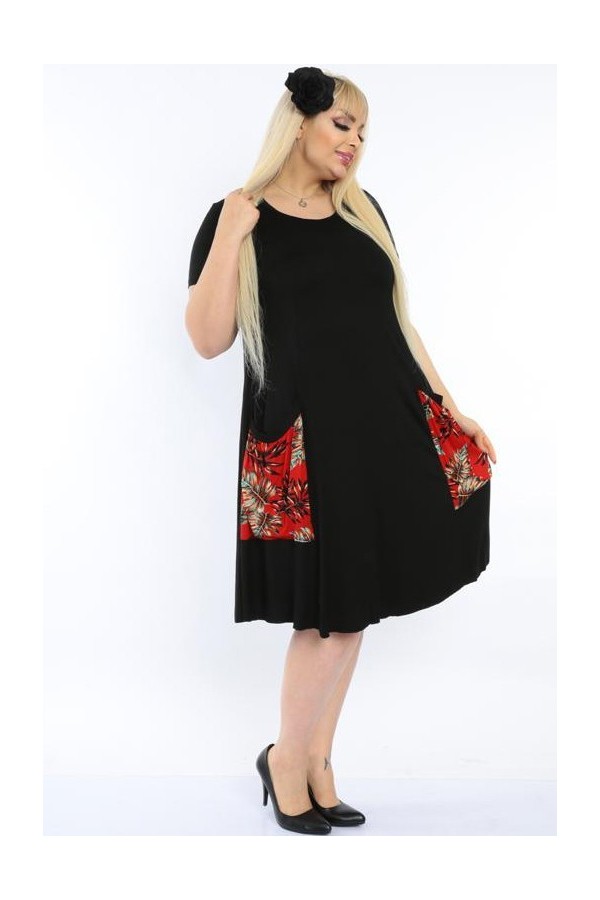 Platėjanti juodos spalvos suknelė