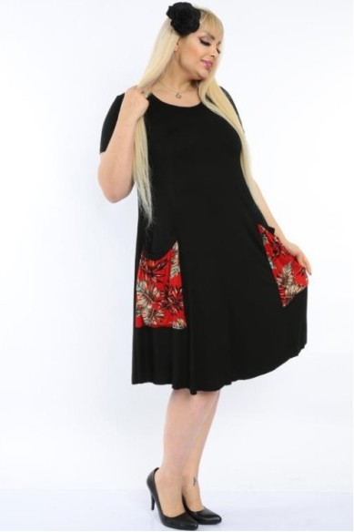 Platėjanti juodos spalvos suknelė