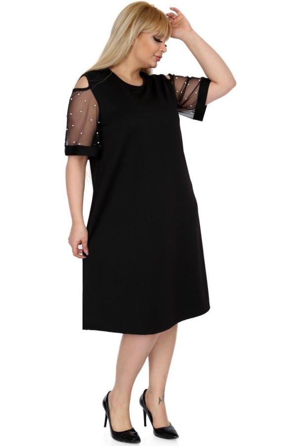 Juoda suknelė su tiulio rankovėmis