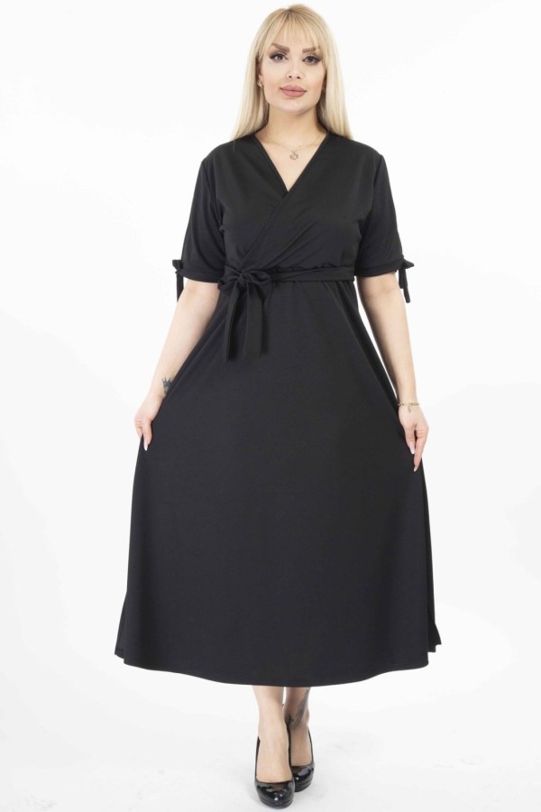 Ilga juoda suknelė su iškirpte