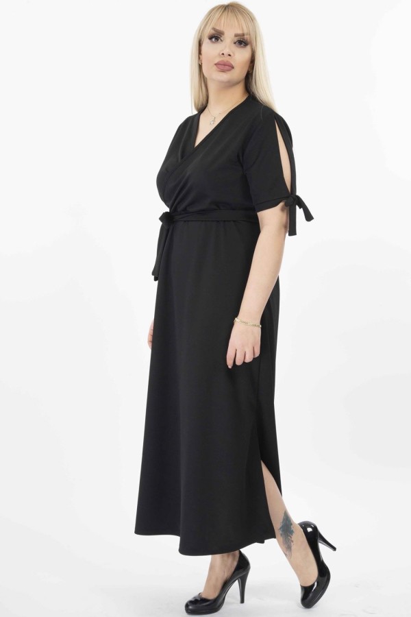 Ilga juoda suknelė su iškirpte