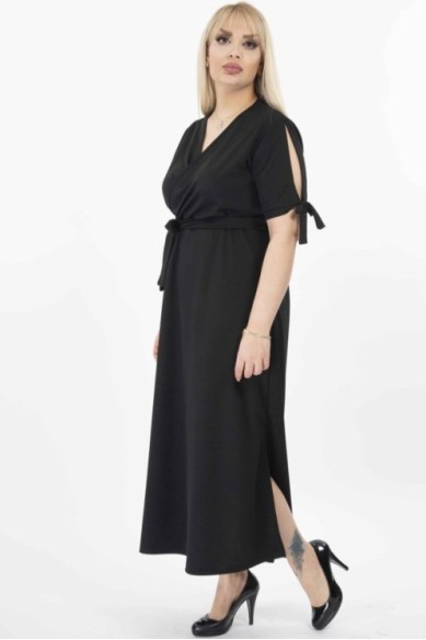 Ilga juoda suknelė su iškirpte