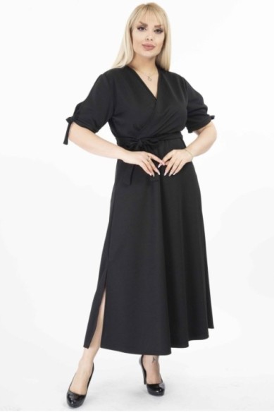 Ilga juoda suknelė su iškirpte