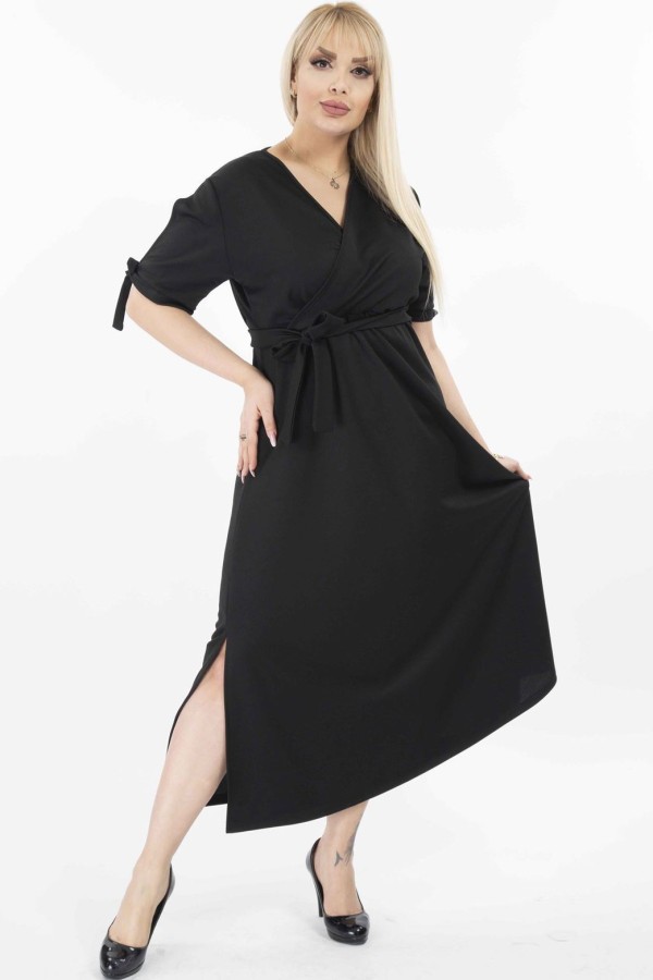 Ilga juoda suknelė su iškirpte