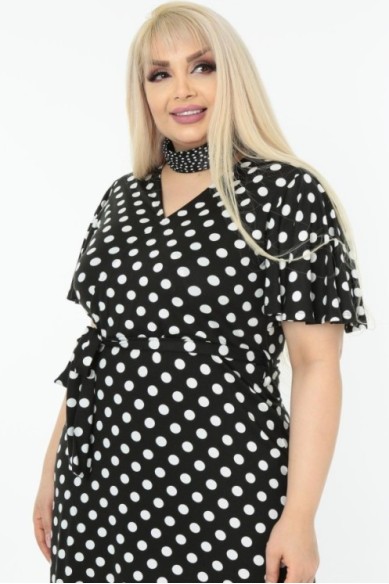 Juoda suknelė su rutuliukais