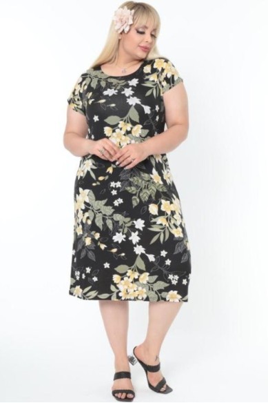 Paprasta gėlėta suknelė apkūnioms