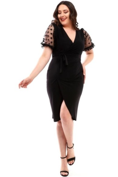 Juoda suknelė su puošniomis rankovėmis