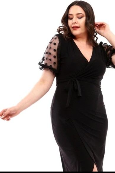 Juoda suknelė su puošniomis rankovėmis