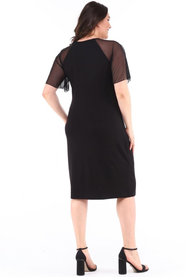 Juoda suknelė su sagtimi