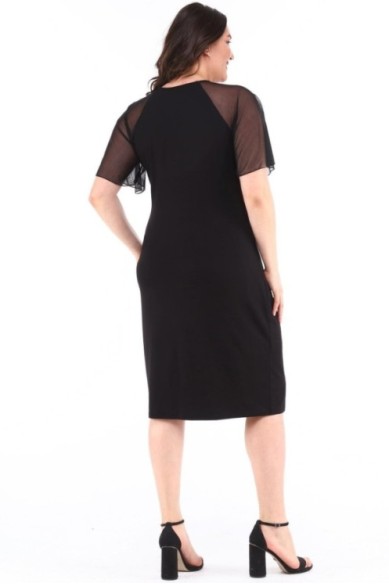 Juoda suknelė su sagtimi