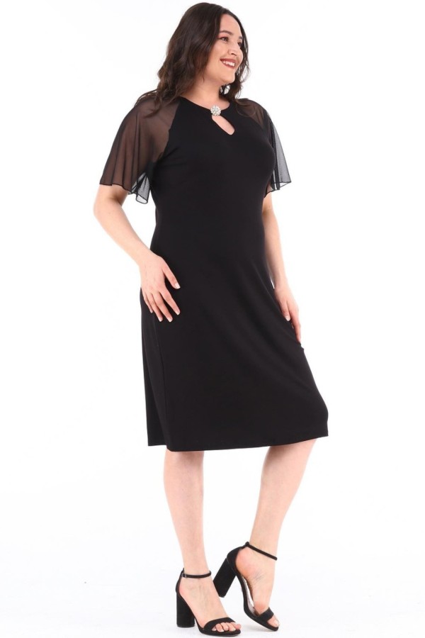 Juoda suknelė su sagtimi