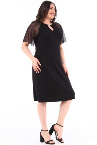 Juoda suknelė su sagtimi