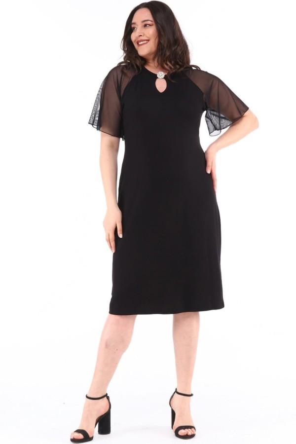 Juoda suknelė su sagtimi