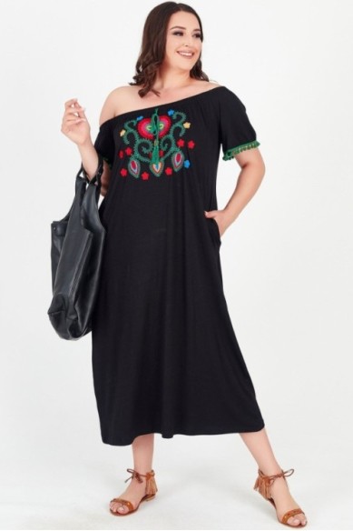 Ilga juoda suknelė su aplikacija