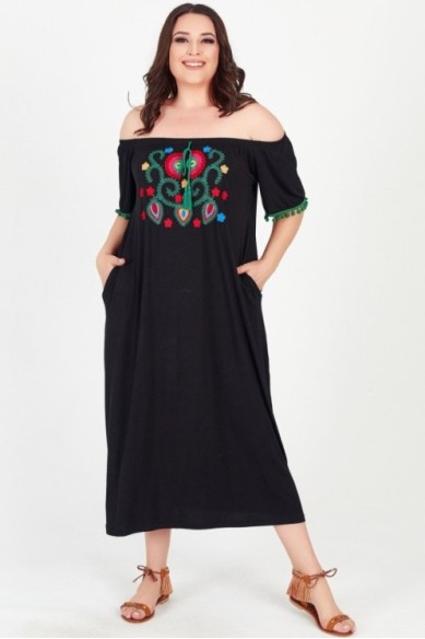 Ilga juoda suknelė su aplikacija