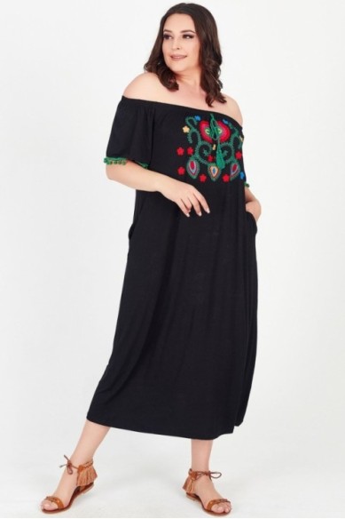 Ilga juoda suknelė su aplikacija