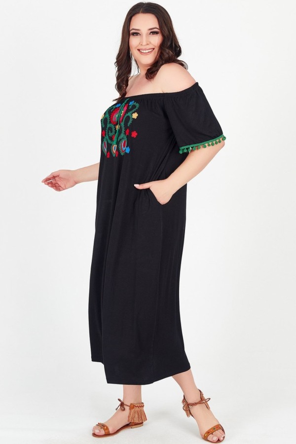 Ilga juoda suknelė su aplikacija