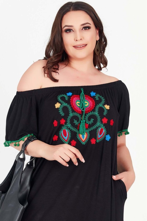 Ilga juoda suknelė su aplikacija