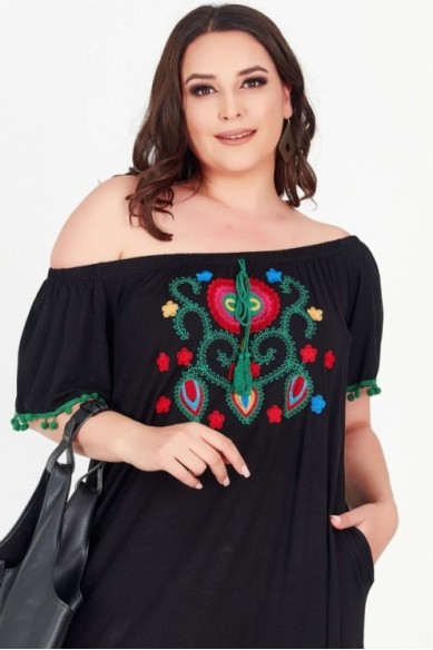 Ilga juoda suknelė su aplikacija