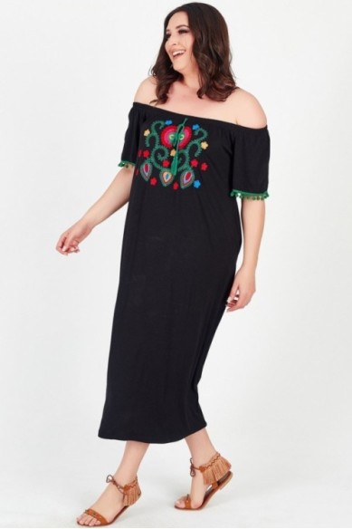 Ilga juoda suknelė su aplikacija